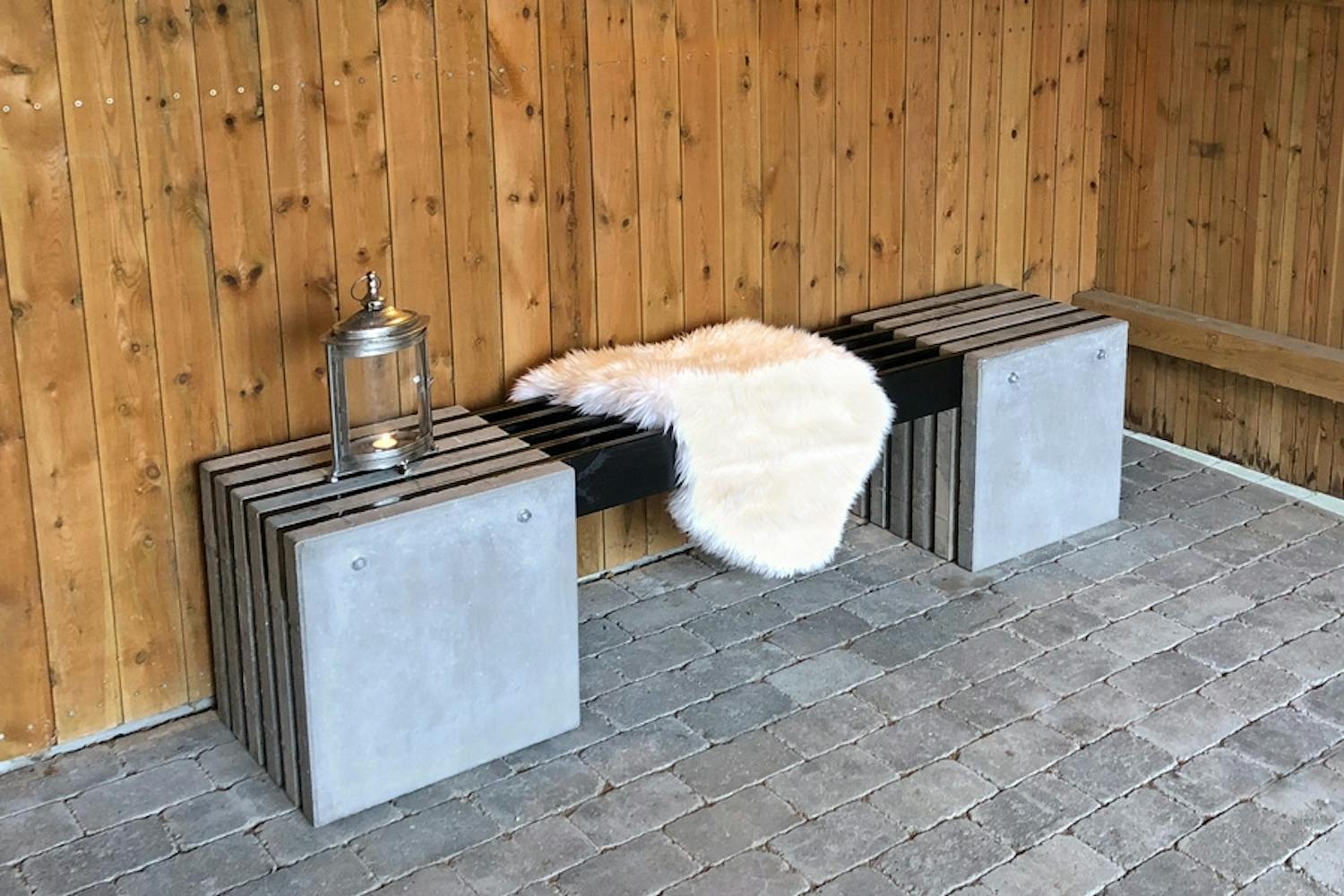 Siisti penkki laatoista ja laudoista Siisti penkki laatoista ja laudoista